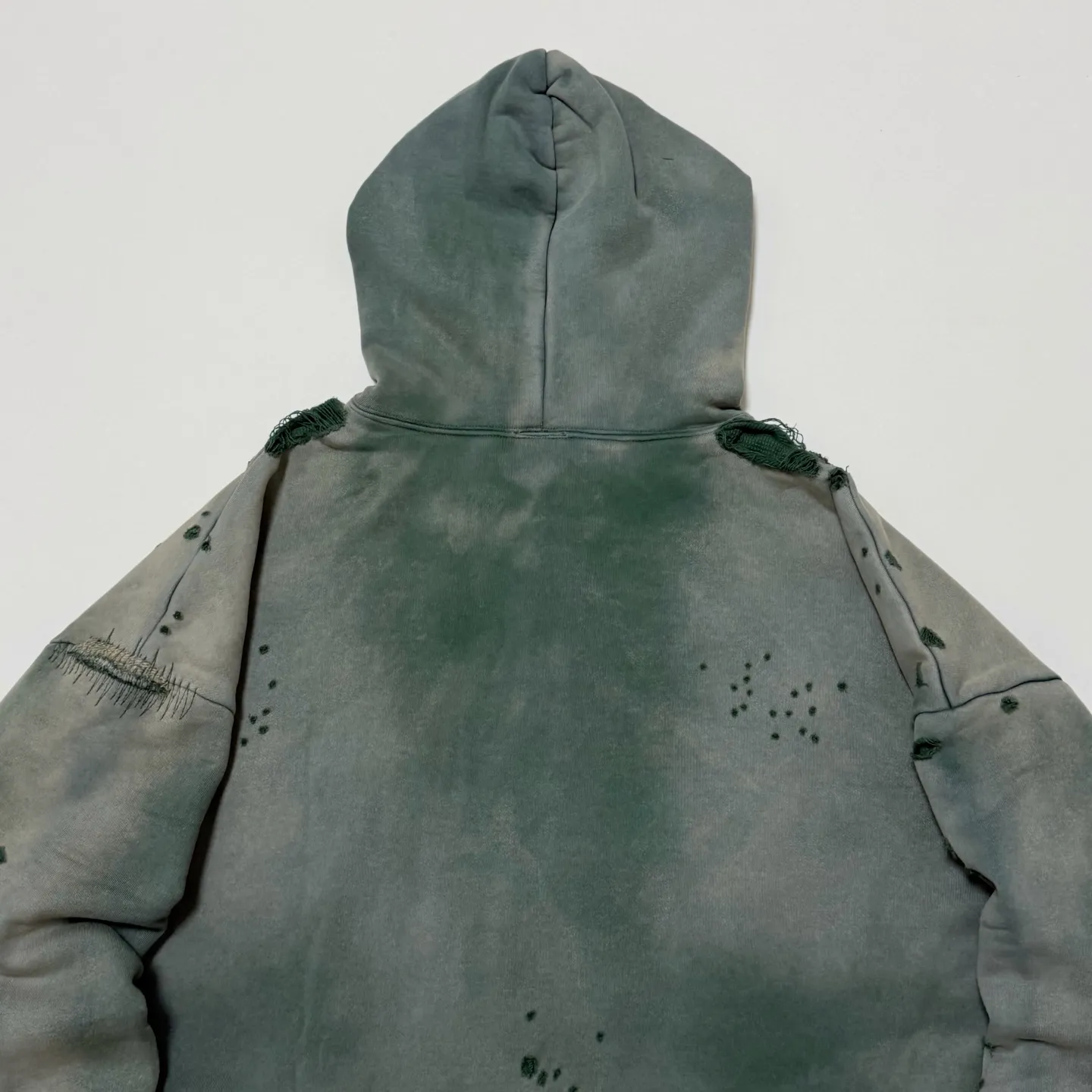 SAINT Mxxxxxx DBL FACE ZIP UP HOODIE/GREEN Double-layer destroyed waffle zipper jacket, washed green S-XL, a style that has been used in the summer. After continuous fine polishing, it has finally been shipped. The finished product is simply a work of art. Super heavy washing and distressing. Multiple water fades. Excessive hand-made wormhole destruction processing. Deconstruction and reorganization embroidery technology. Custom-made zippers with LOGO. The color details of the zipper webbing are also correct. Original grade fruit main label and wash water label. Top purchasing grade. A layer of waffle fabric is added to the inner lining to make the overall texture stronger and increase the comfort and warmth of the wearer.